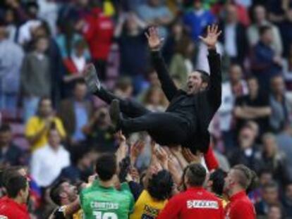 El entrenador del Atl&eacute;tico de MAdrid, Diego Simeone, manteado por sus jugadores, tras conseguir el t&iacute;tulo de Liga.