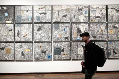 Un visitante, ante la exposición 'Pongamos que hablo de Madrid', en la FIL.