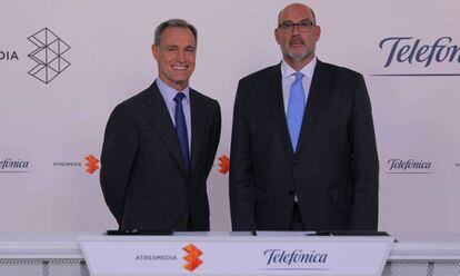 Silvio González, consejero delegado de Atresmedia, y Emilio Gayo, presidente de Telefónica España.