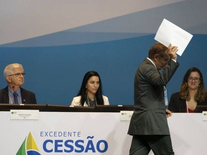 Un representante de Petrobras con el sobre de su oferta este miércoles en Río.