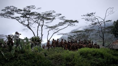 Sebastião Salgado, a la izquierda, en un fotograma de 'La sal de la Tierra'.
