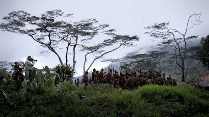 Sebasti&atilde;o Salgado, a la izquierda, en un fotograma de &#039;La sal de la Tierra&#039;. 