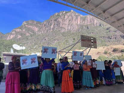 Un grupo de mujeres sostienen cartulinas con la imagen de Maurilio Ramírez Aguilar, durante una manifestación el 17 de diciembre, en una imagen compartida en redes sociales.