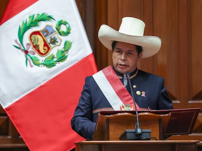 Pedro Castillo habla durante la ceremonia de toma como nuevo presidente de Perú este miércoles en Lima