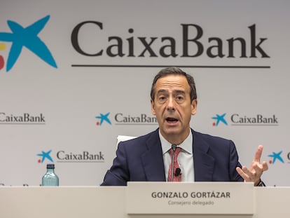 El consejero delegado de CaixaBank, Gonzalo Gortázar, en rueda de prensa en octubre de 2021.