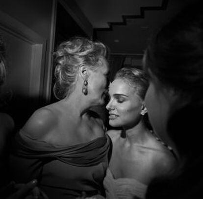 Meryl Streep y Natalie Portman en una fiesta de los Oscars, por Larry Fink