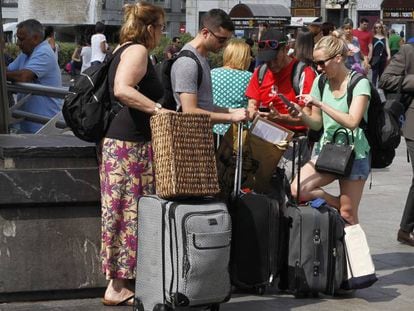 Turistas en la Puerta del Sol de Madrid. 