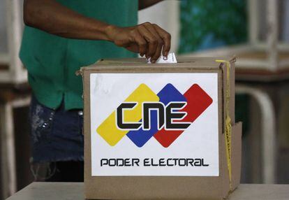 Votación de la Constituyente en un colegio electoral el Caracas (Venezuela).