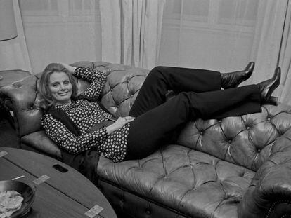 Los sesenta fueron el despegue del sofá Chester. Si querías parecer moderno, como la actriz alemana Ruth Mary Kubitschek, debías posar en uno de ellos.