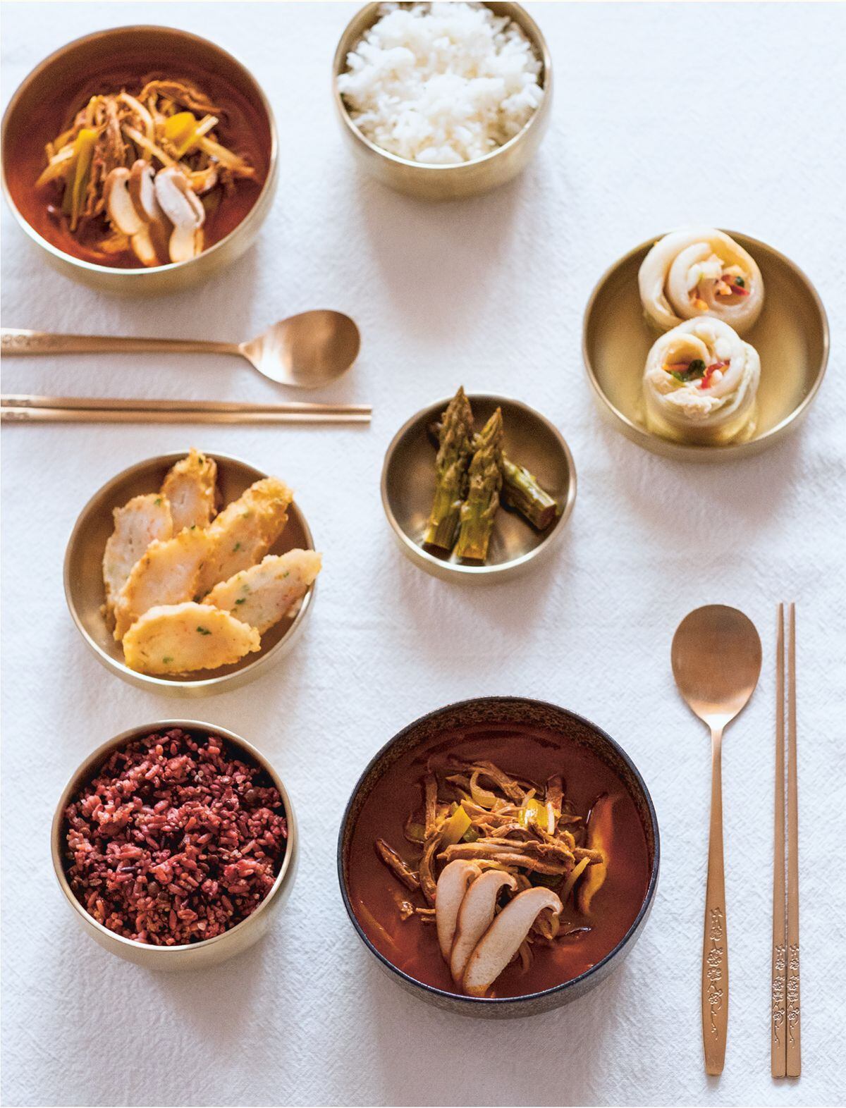 Sopa picante de ternera con verduras, una de las elaboraciones del libro 'Cocina casera coreana. 100 recetas, técnicas y consejos para que cocines en casa como en Corea', de Jina Jung (Editorial Cinco Tintas).