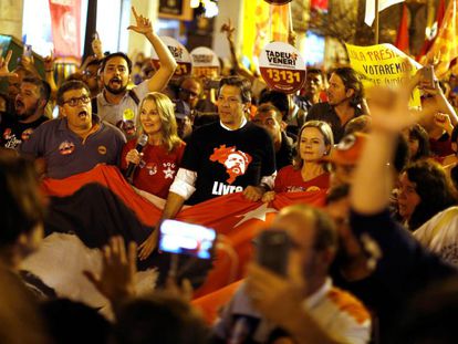 El candidato a vicepresidente del Partido de los Trabajadores, Fernando Haddad, pasea con sus seguidores en Curitiba (Paraná)