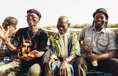 Algunos de Les Ambassadeurs: de izquierda a derecha, Mamadou Bakayoko alias 'Pacheco', batería; Madibo Kone, percusionista y Samake Haraoura, n'goni, uno de los nuevos componentes.