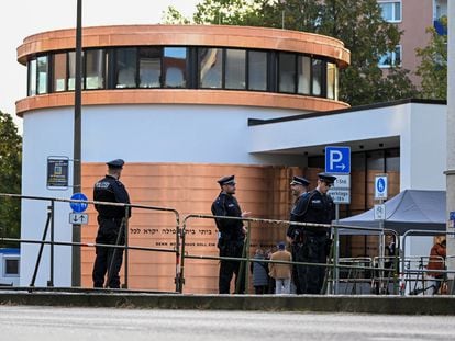 Unos policías vigilaban una sinagoga en la ciudad alemana de Dessau Rosslau, el 22 de octubre.