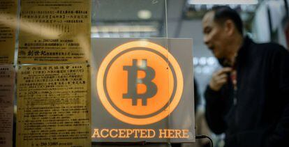 Un comercio de Hong Kong que acepta bitcoins.
