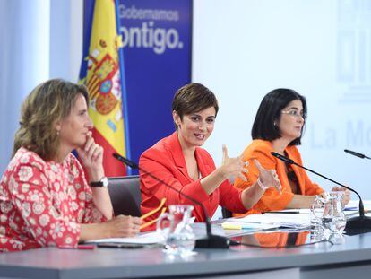 Teresa Ribera, Isabel Rodríguez y Carolina Darias, durante la  rueda de prensa posterior a la reunión del Consejo de Ministros, este martes.