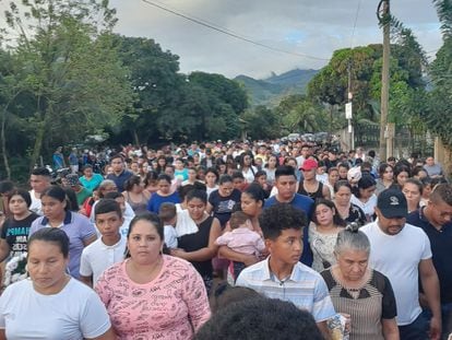 Marcha fúnebre en honor a Jairo Bonilla y Aly Domínguez, en la aldea de La concepción.