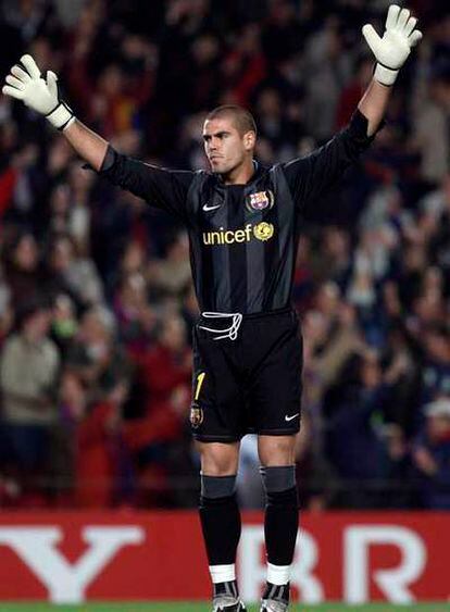 Víctor Valdés alza los brazos en su área tras el primer gol del Barça.