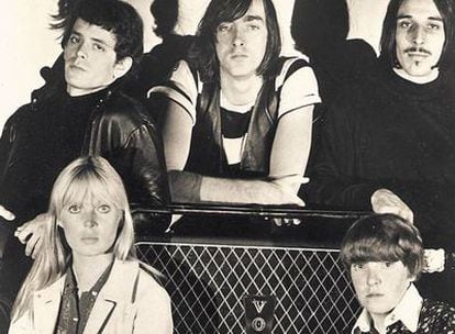 <b>The Velvet Underground. En la fila superior, de izquierda a derecha, Lou Reed, Sterling Morrison y John Cale. Debajo, Nico y Maureen Tucker</b>