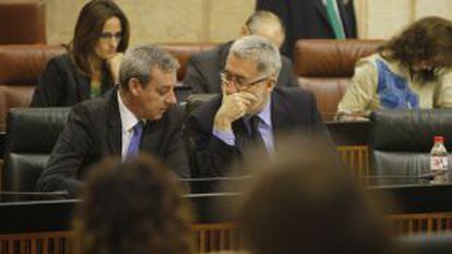 El consejero de Economía, Antonio Ávila, habla con su compañero de Gobierno, el consejero de Educación en la sesión de esta mañana en el Parlamento andaluz.