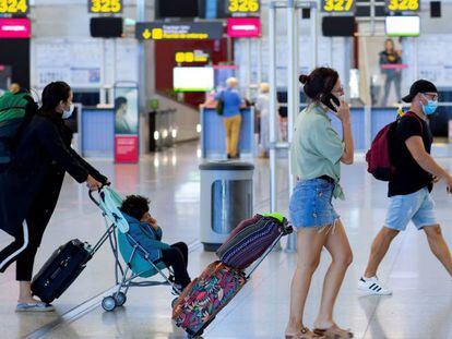 Viajeros en el aeropuerto de Málaga. En vídeo, guía para viajar en tiempos de pandemia.