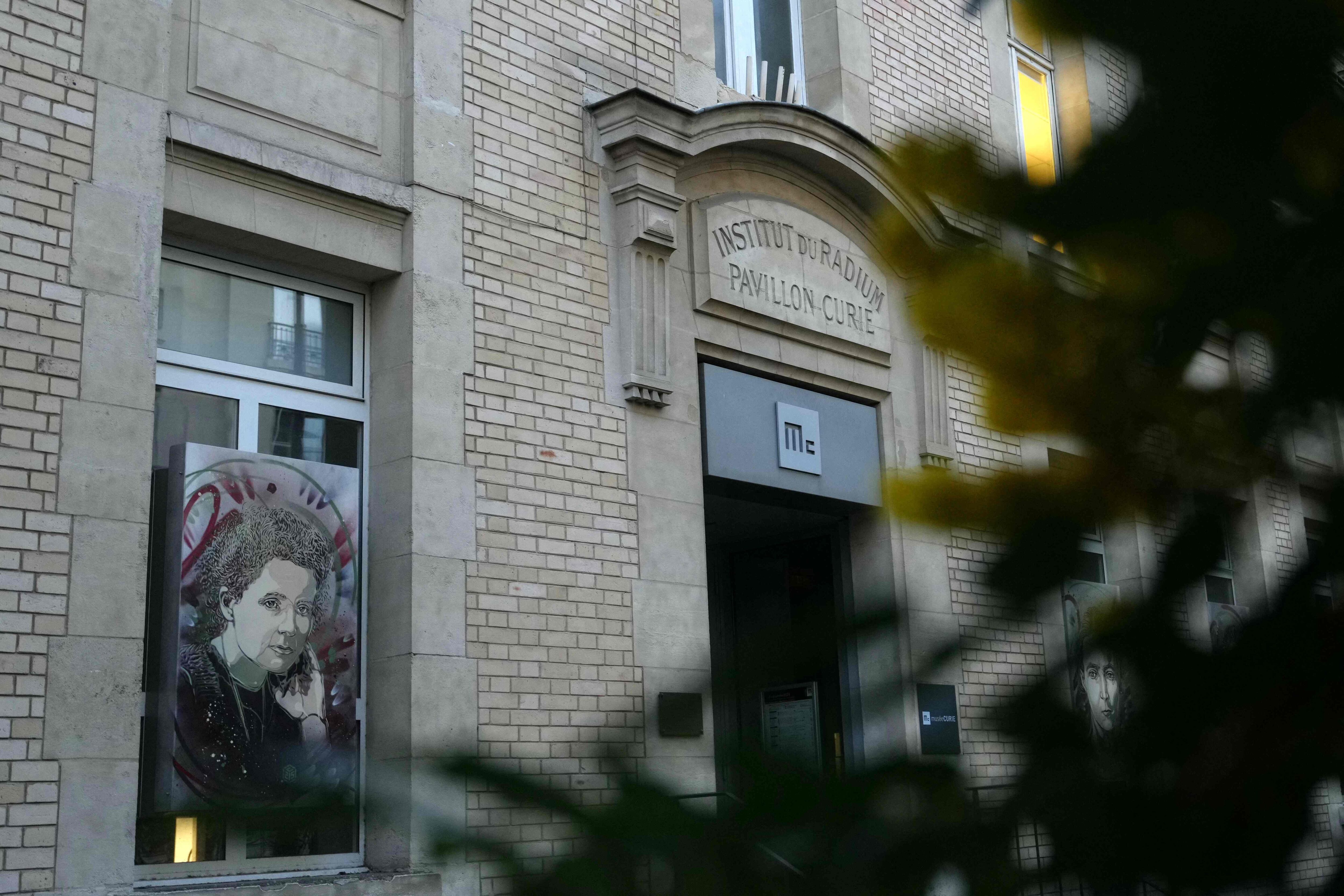 La entrada del Instituto del Radio, el sitio histórico del laboratorio de la física y química polaco-francesa Marie Curie.