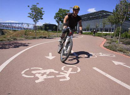 Un hombre recorre el anillo ciclista a la altura del Campo de las Naciones.