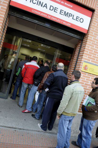 Varias personas hacen cola en la Oficina de Empleo de la Avenida de Guadalajara de Alcalá de Henares (Madrid).