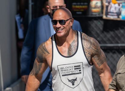 Dwayne 'La Roca' Johnson no tuvo una infancia fácil. Él y su familia fueron desalojados de su casa y se quedaron sin sitio en el que dormir. No solo se quedaron sin hogar, sino que tuvieron que abandonar Honolulu (Hawái), donde vivían. Al final, terminaron por mudarse a un pequeño hotel en las afueras de Nashville, Tennessee. El pasado febrero, fue nombrado el actor mejor pagado del mundo en 2022 por la revista 'Forbes': 270 millones de dólares.