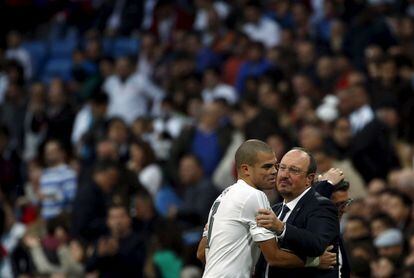El entrenador del Real Madrid Rafa Benitez al jugador Pepe.