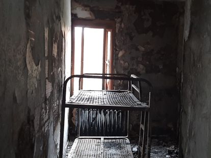 Dormitorio del centro de acogida de Hortaleza tras el incendio que afectó al edificio el 1 de enero.