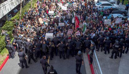 Manifestación a las puertas de la Convención Republicana de California cuando hablaba Trump, el viernes.