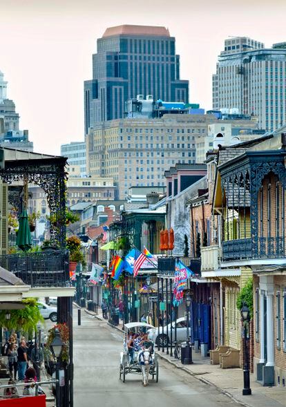 Vista de la conocida Bourbon Street, en el histórico Barrio Francés de Nueva Orleans.