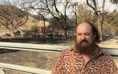 Art Denny, el sábado frente a los restos de su casa de campo en Santa Paula, California.