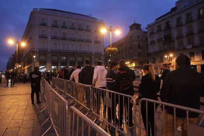 Cola de clientes de Apple en la Puerta del Sol de Madrid para comprar el iPhone 6