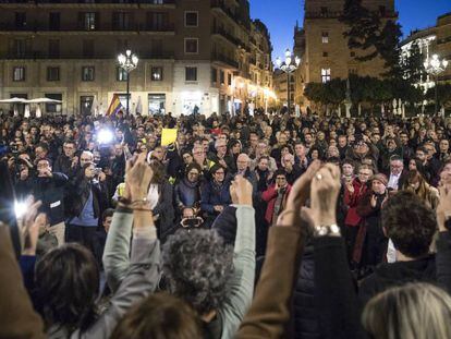De espaldas y en la plaza de la Virgen de Valencia, miembros de la asociación de víctimas del metro alzan los brazos y se despiden de los que les han apoyado durante los 13 años transcurridos desde el accidente. 