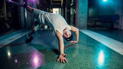 El 'break dancer' Xak, retratado en el CSD, en Madrid.