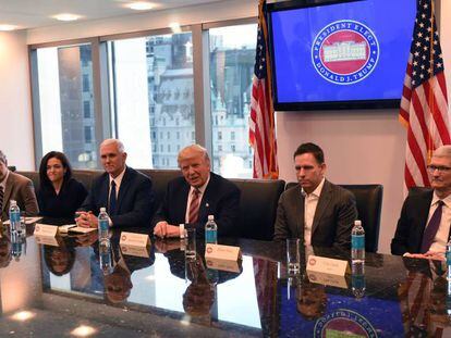 De izquierda a derecha, Jeff Bezos, Larry Page (Alphabet), Sheryl Sandberg (Facebook), el vicepresidente Mike Pence, Donald Trump, Peter Thiel, Tim Cook y Safra Catz (Oracle) en la Torre Trump en diciembre.