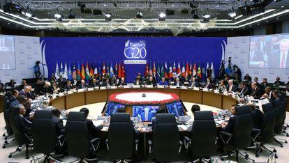 Los l&iacute;ndes mundiales en la segunda sesi&oacute;n de la Conferencia del G20 en Turqu&iacute;a este 16 de noviembre. 