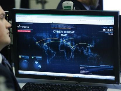 Un empleado de la sede del centro de ciberseguridad nacional de Estados Unidos (CISA), frente a un monitor de ataques y amenazas.
