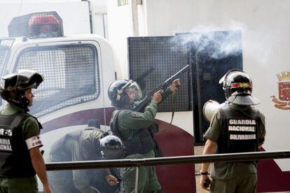 Miembros de la Guardia Nacional Bolivariana (GNB) disparan gas contra manifestantes durante las manifestaciones multitudinarias encabezadas por estudiantes contrarios al Gobierno. 