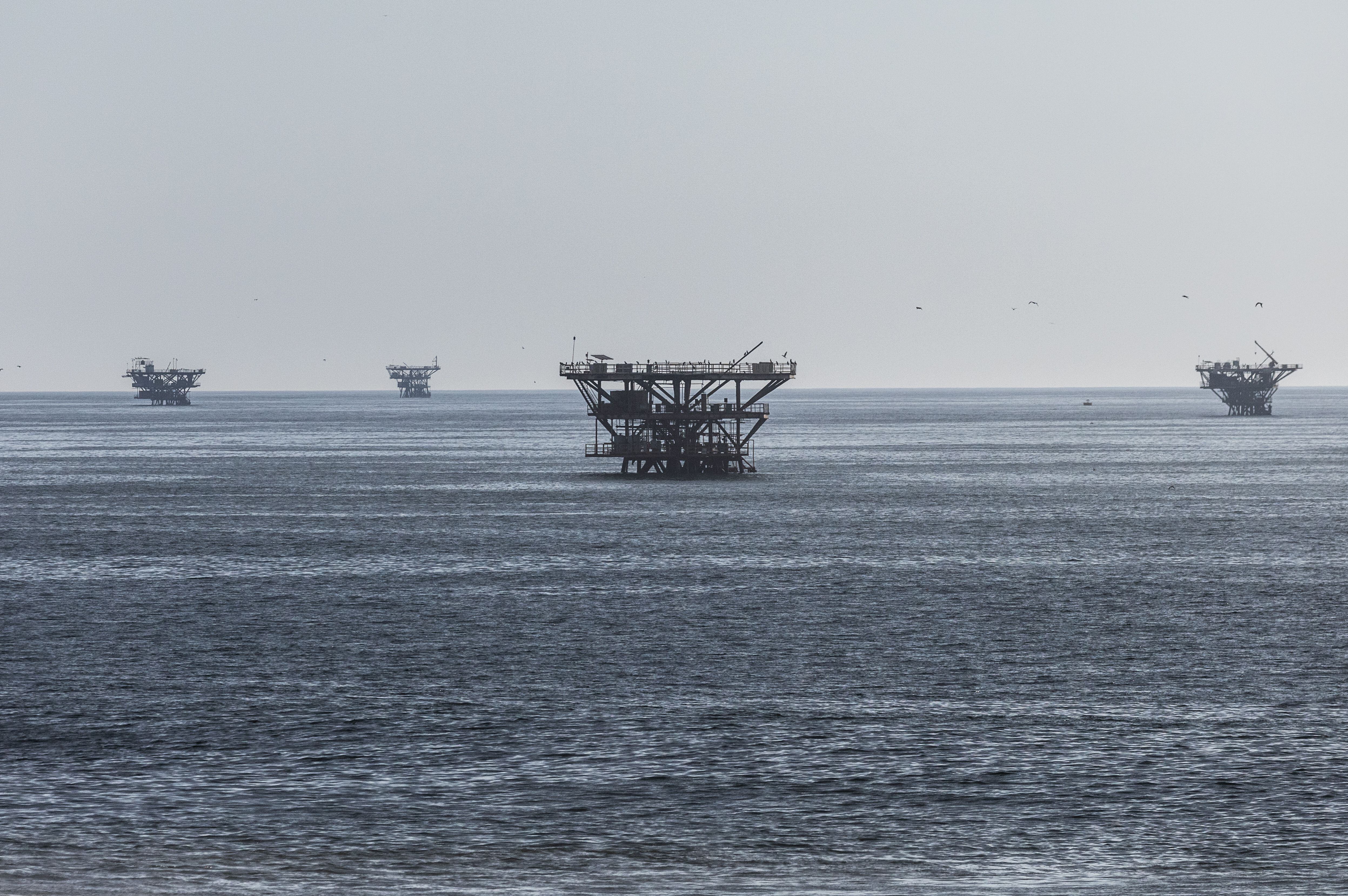 Algunas de las plataformas petroleras frente a Cabo Blanco.