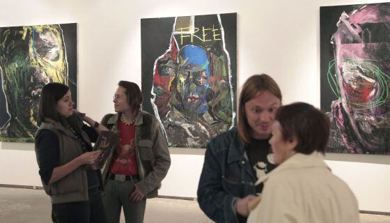 Vista general de la exhibición 'Abuso Espiritual' de la artista rusa Evgenia Maltseva en la galeria Gelman de Moscú.