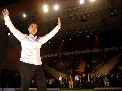 Keiko Fujimori saluda a los presentes durante el cierre de campa&ntilde;a en 2011.