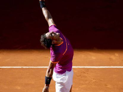 Rafa Nadal ante Novak Djokovic en el Mutua Madrid Open, en 2017.