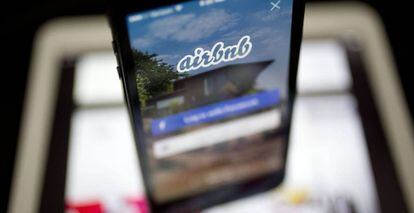 Aplicación de Airbnb en un dispositivo móvil.