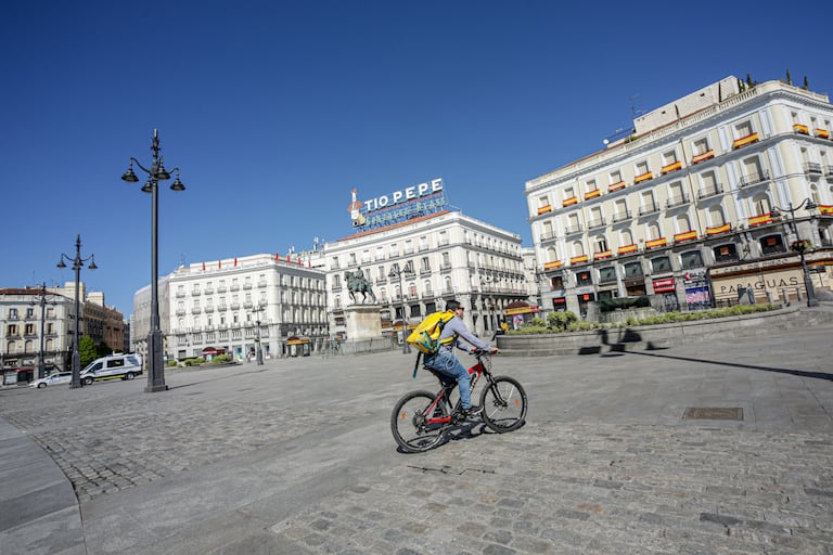Un 'rider' de Glovo circula por la Puerta del Sol el 4 de abril.