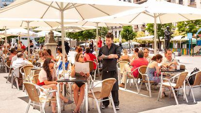 Clientes de bares en la Plaza de Santa Ana, en el centro de Madrid.