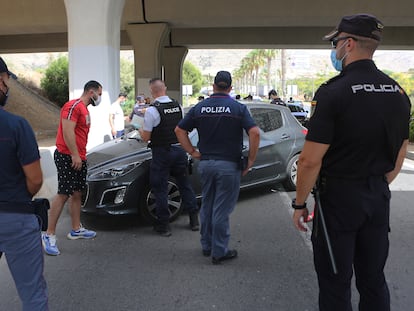 Agentes de las policías italiana, francesa y española participan en un control contra la delincuencia internacional en un acceso a Benidorm (Alicante) por la playa de Poniente, este miércoles.