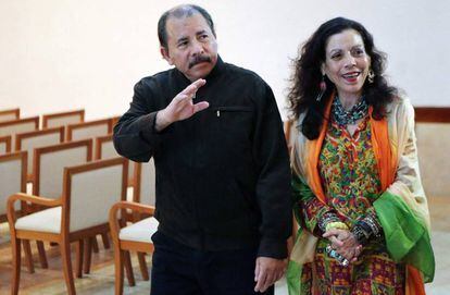 Daniel Ortega y Rosario Murillo saludan a los periodistas.