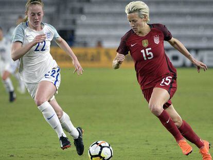 Megan Rapinoe (a la derecha) durante un partdio con la selección nacional de Estados Unidos.